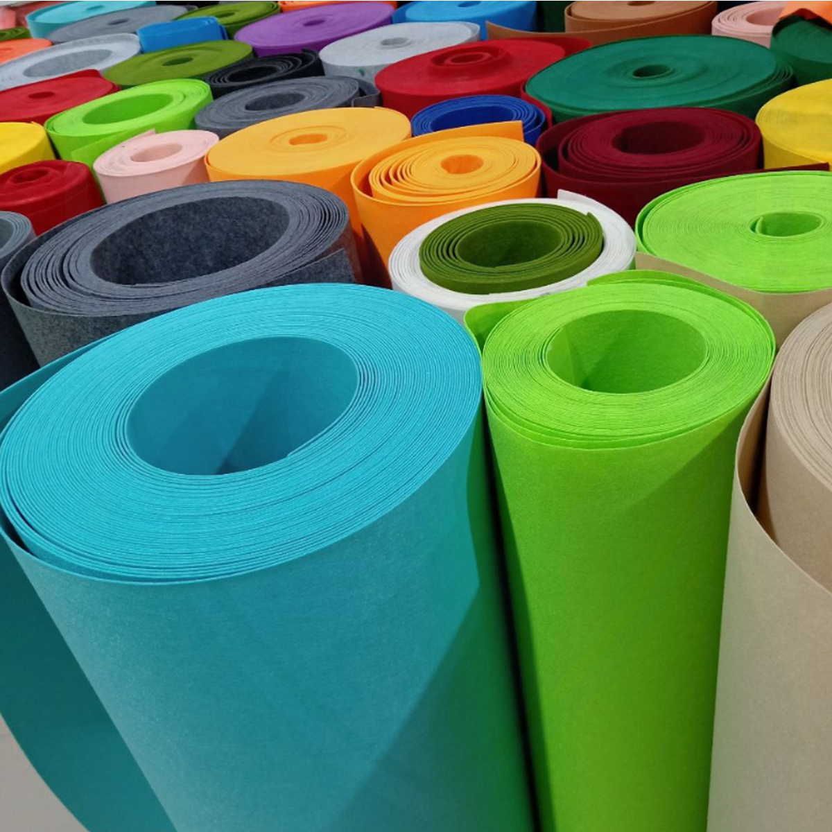Feutre de polyester auto-adhésif coloré en tissu non tissé collant en feutre de bricolage